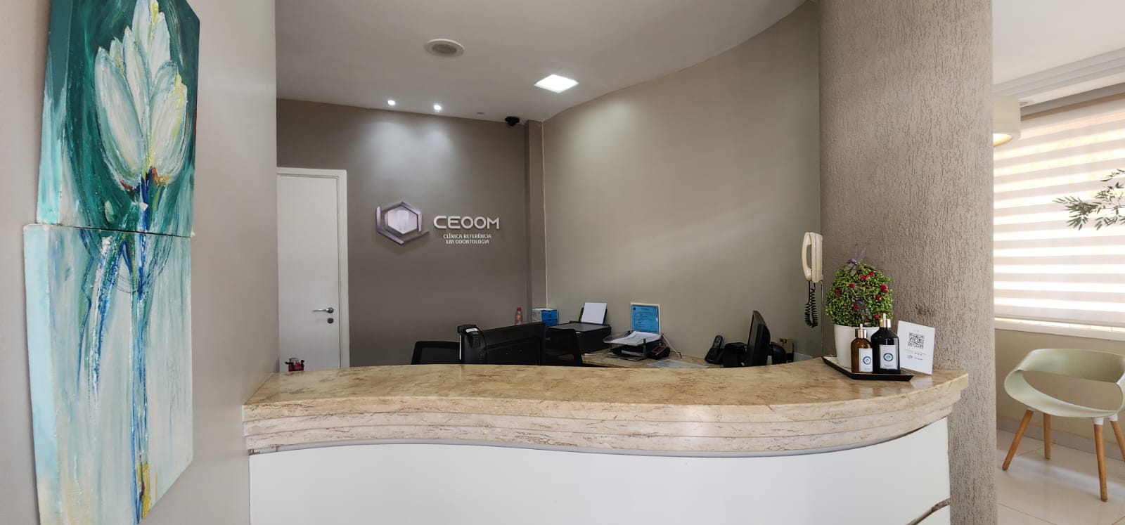 Recepção organizada e profissional do coworking médico em Ribeirão Preto.